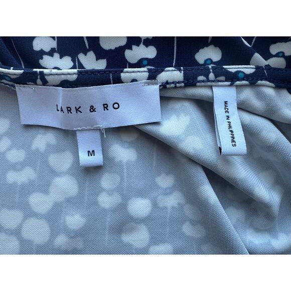Lark & Ro Floral Print Wrap Dress in Blue and White Size Medium - Picture 7 of 7